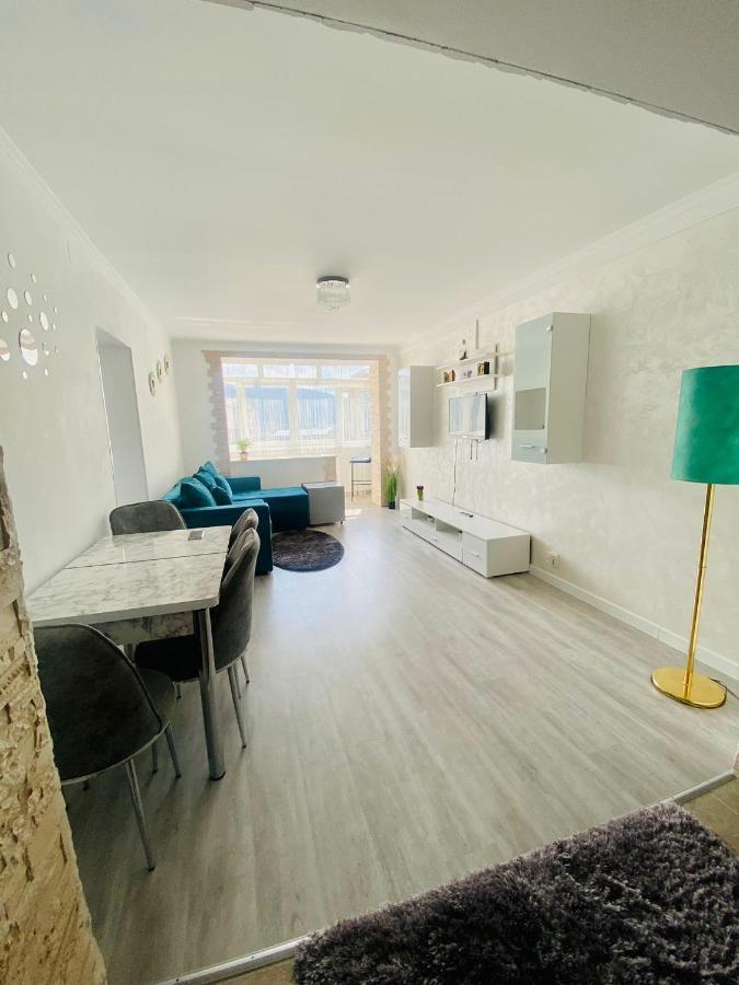 Apartament Tiron In Centru Orasului Gura Humorului Exteriör bild